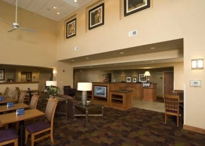Hampton & Moline-quad Int'l Aprt Hotel